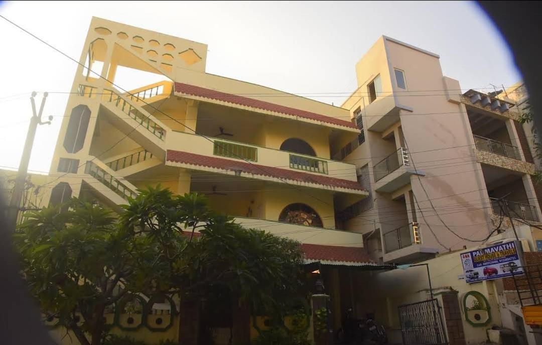 Padmavathi Family Guest House فيساخاباتنام المظهر الخارجي الصورة